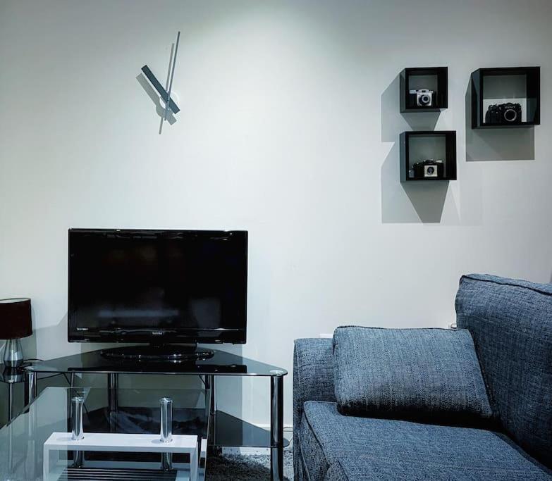 Two Bedroom Luxury Apt With Film Style Swansea Exterior foto