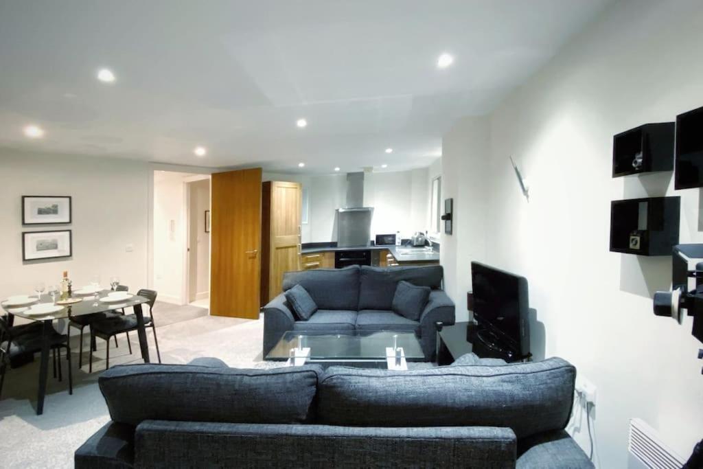 Two Bedroom Luxury Apt With Film Style Swansea Exterior foto