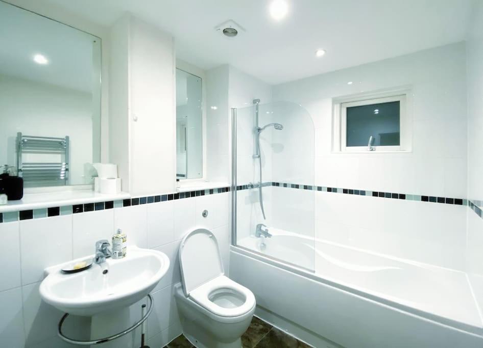 Two Bedroom Luxury Apt With Film Style Swansea Exterior foto